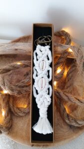 porte clef en macramé avec coquillages blanc