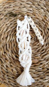 Porte clef en macramé et coquillages blanc personnalisé