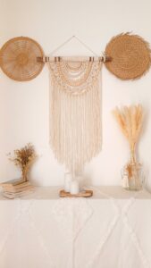 suspension murale en macramé beige et perles en bois