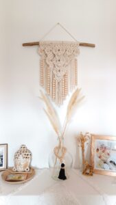 suspension murale moyenne en macramé beige et perles en bois