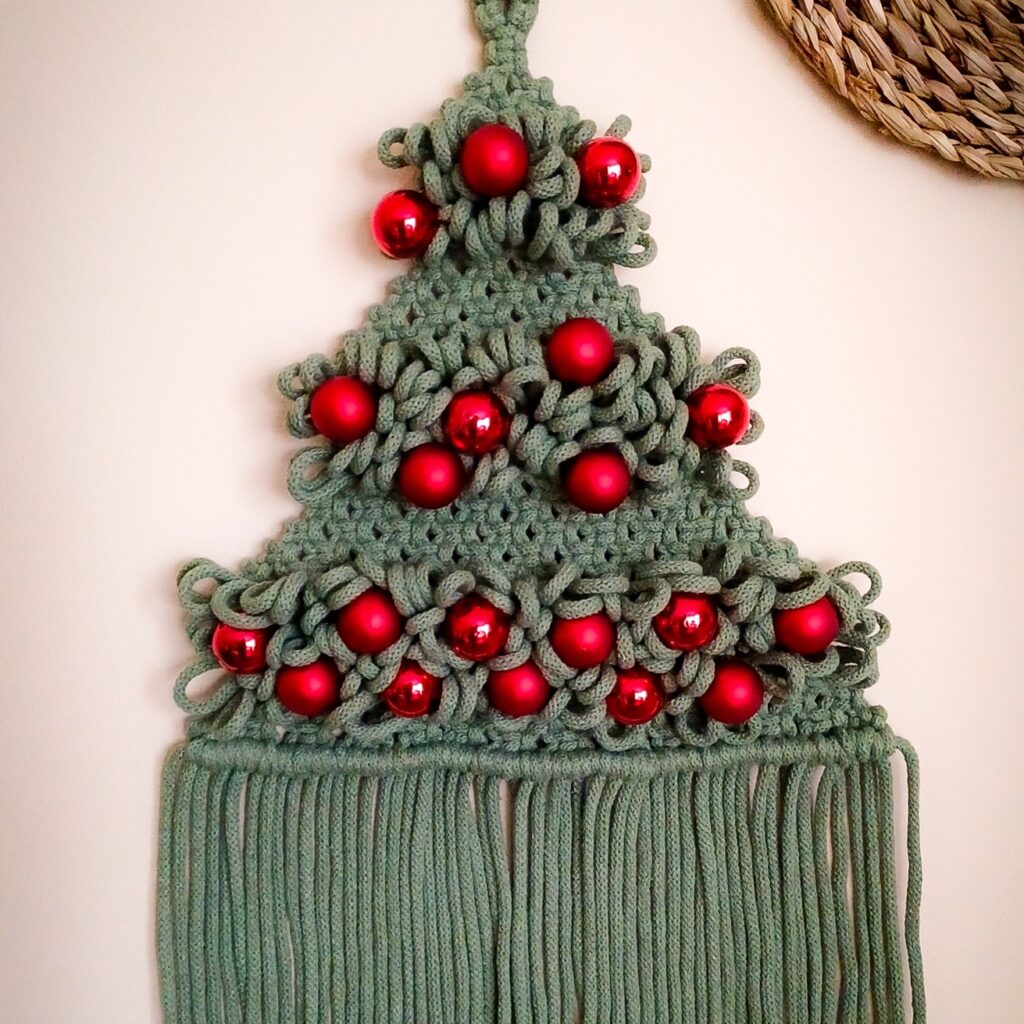 sapin de noël en macramé vert et boules rouges